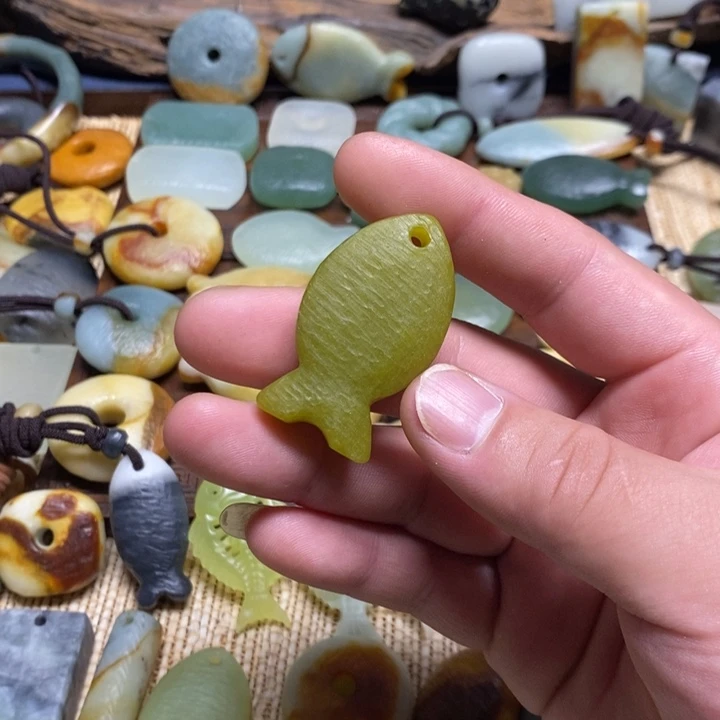 蛇纹石玉未镶嵌颈饰