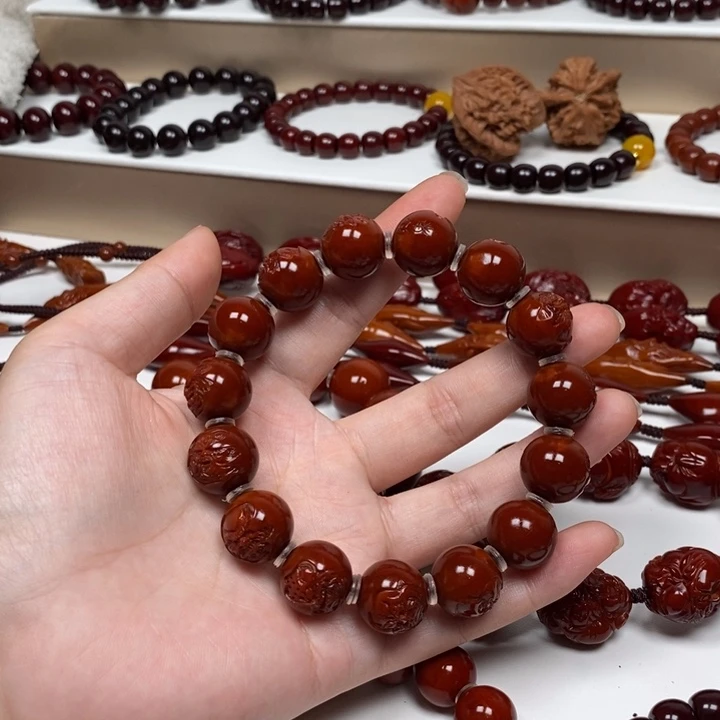 甜****橄榄核雕刻的工艺品