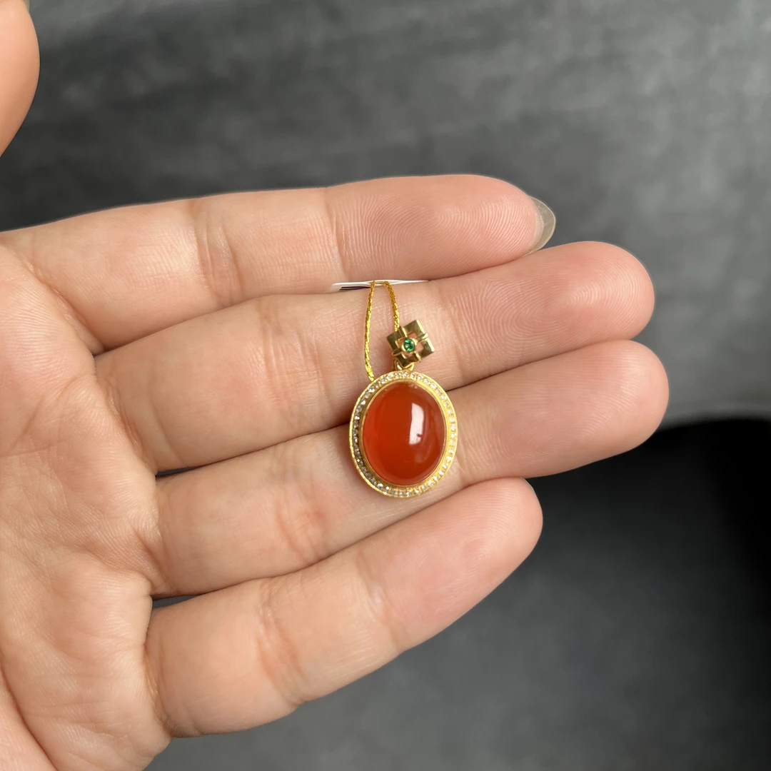 精品南红原矿冰红18K金镶嵌吊坠2.8克，精致时尚款