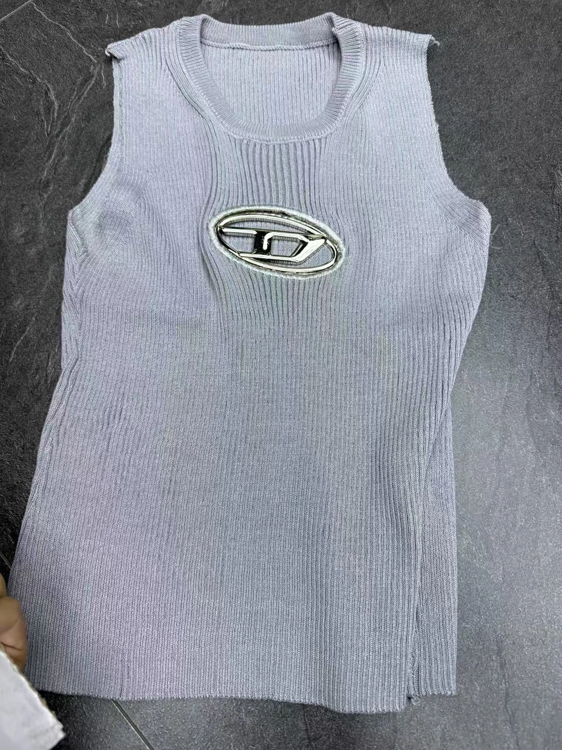 A17-2两色“金属D字母”背心