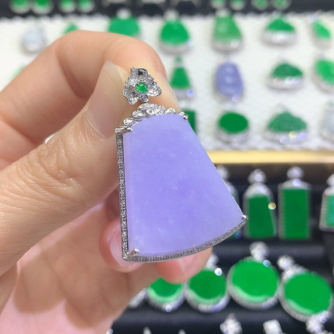 颈饰18K金镶嵌翡翠吊坠