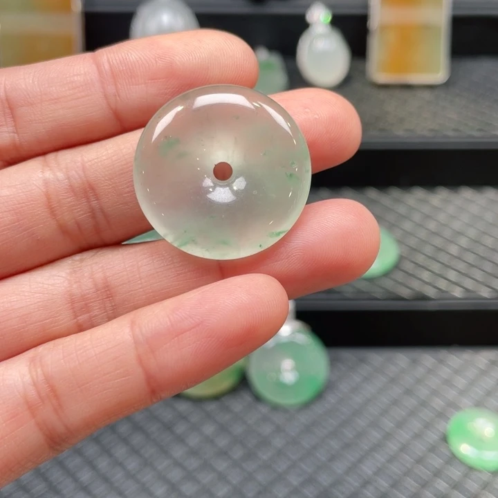 颈饰未镶嵌石英质玉锋*