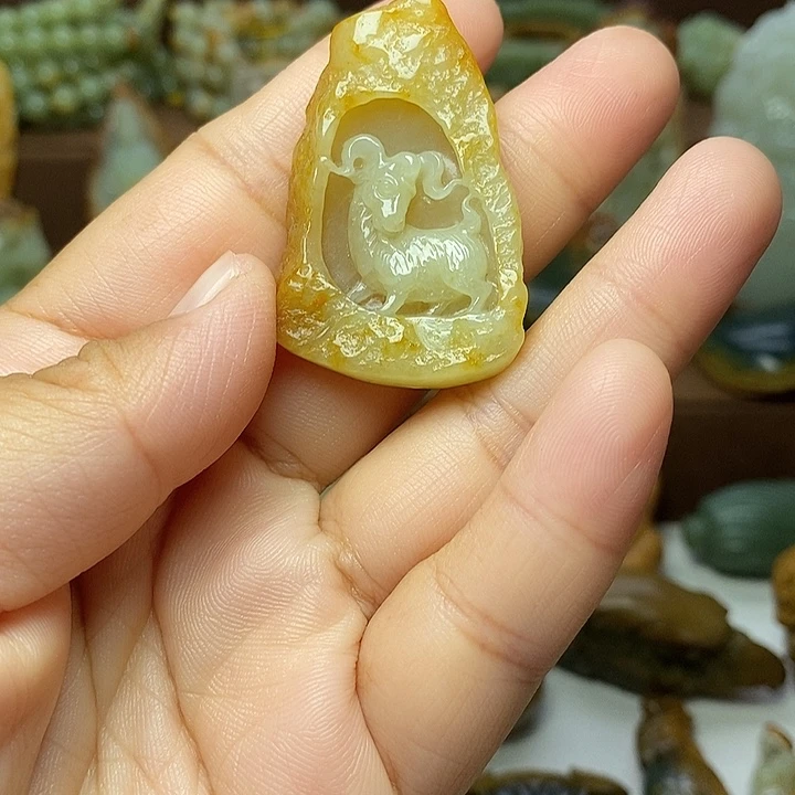 珠***S颈饰未镶嵌岫岩河磨玉（透闪石质玉）