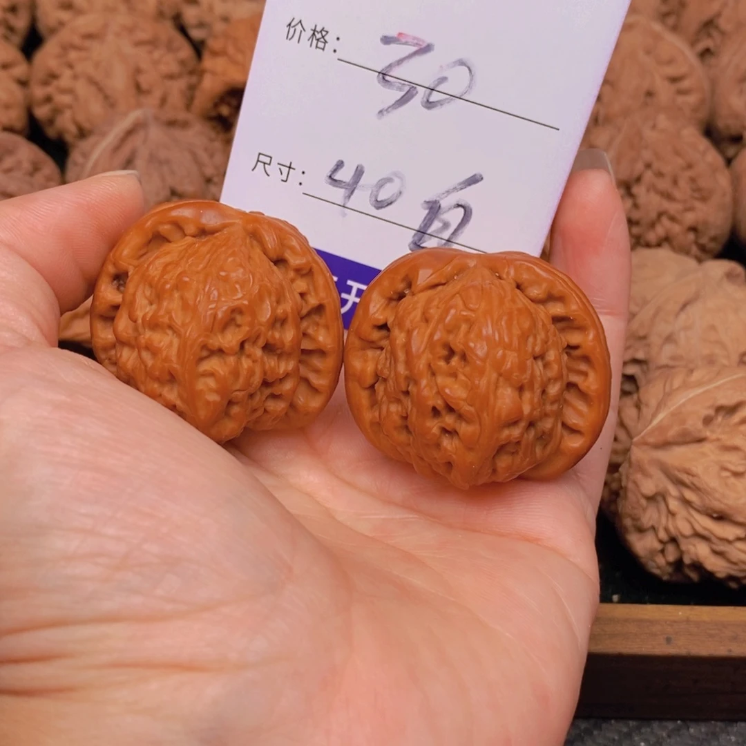轩***、文玩核桃白狮子核桃