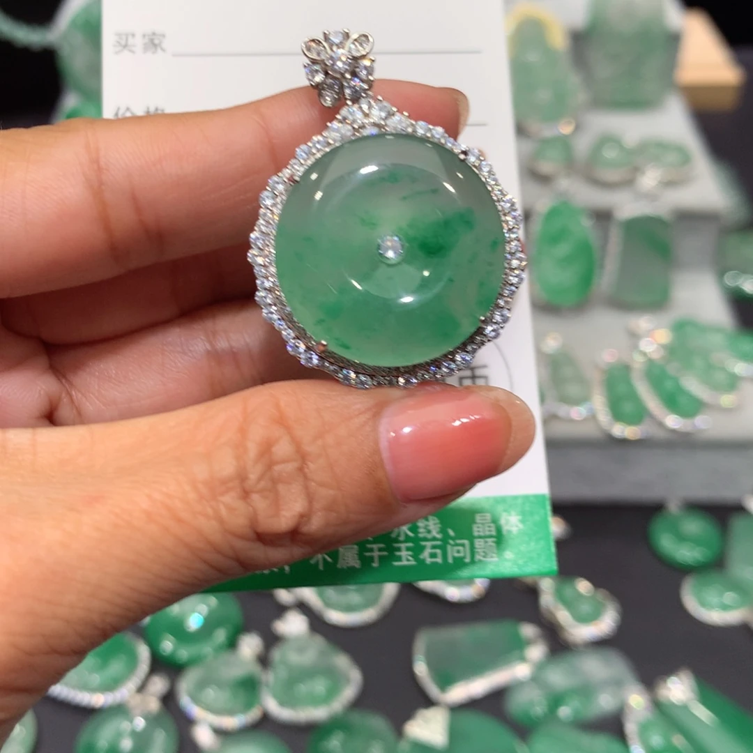 颈饰未镶嵌石英质玉（非洲翠）