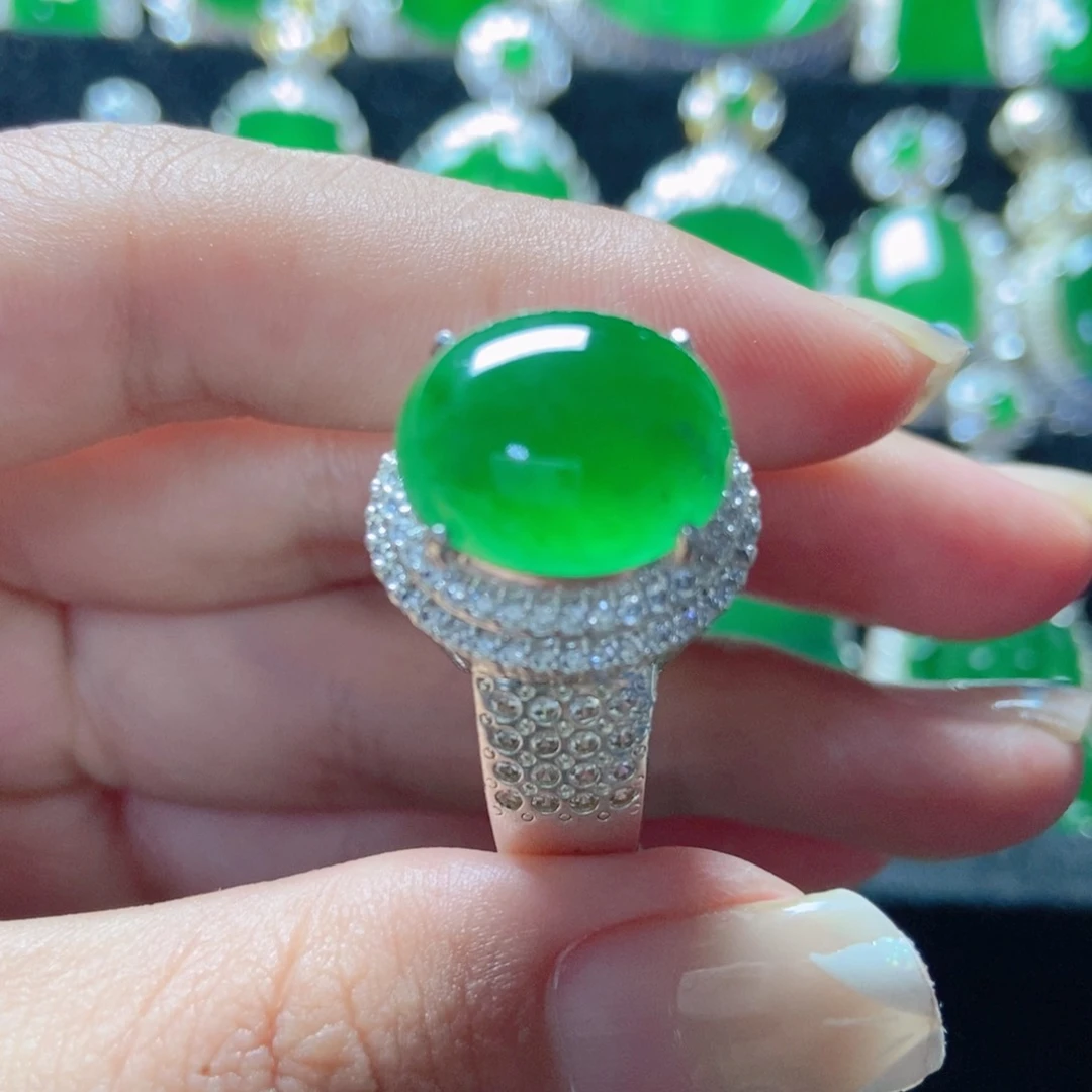 翡翠未镶嵌颈饰18。