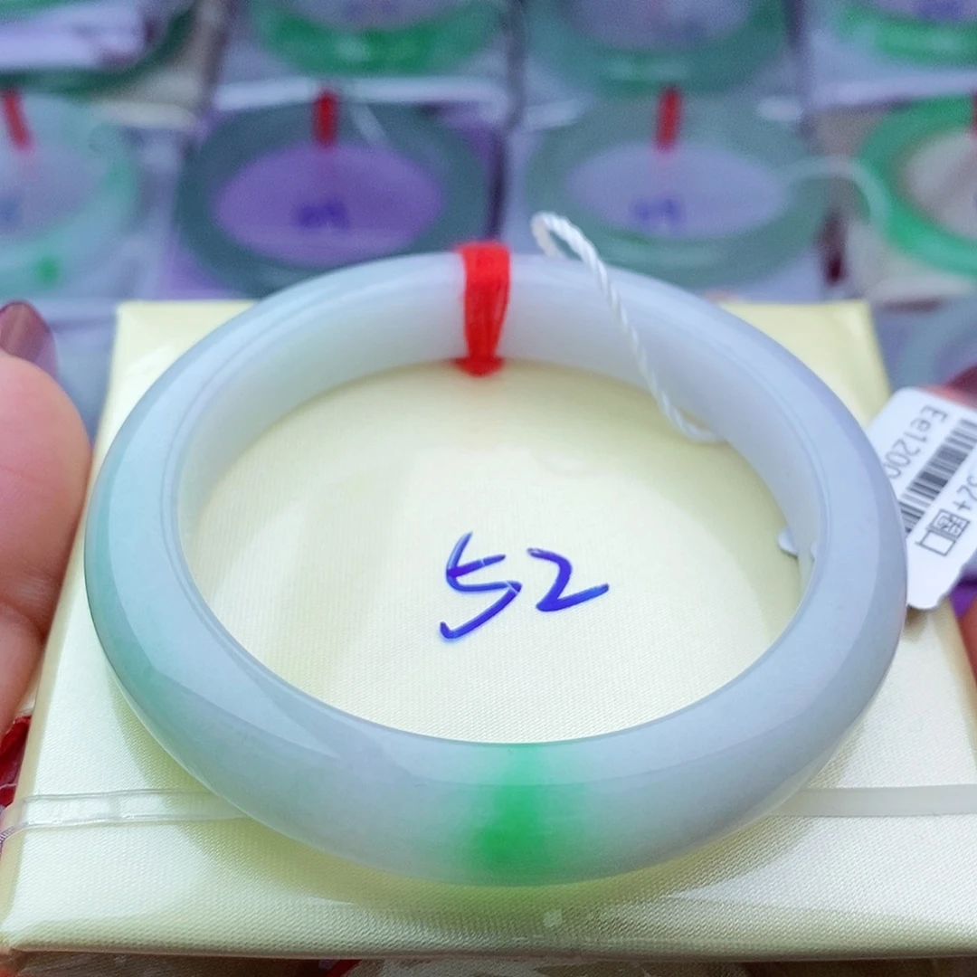 翡翠手镯（圆镯）未镶嵌牛奶底带阳绿白底青正圈