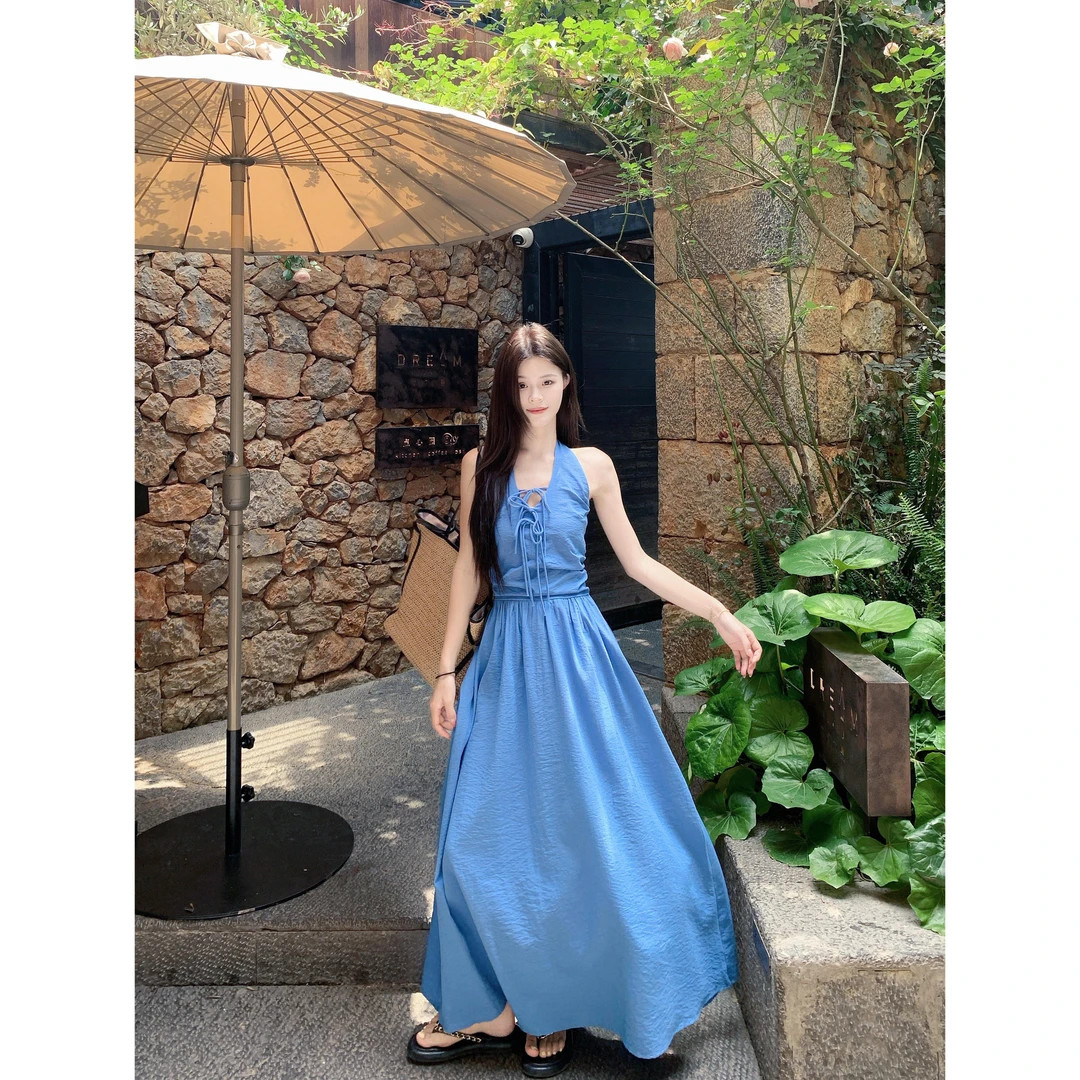 洋气衣服女度假风设计感挂脖系带收腰显瘦连衣裙气质牛仔蓝色高腰