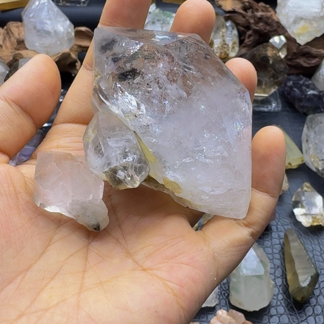 高***动石材四川闪灵水晶