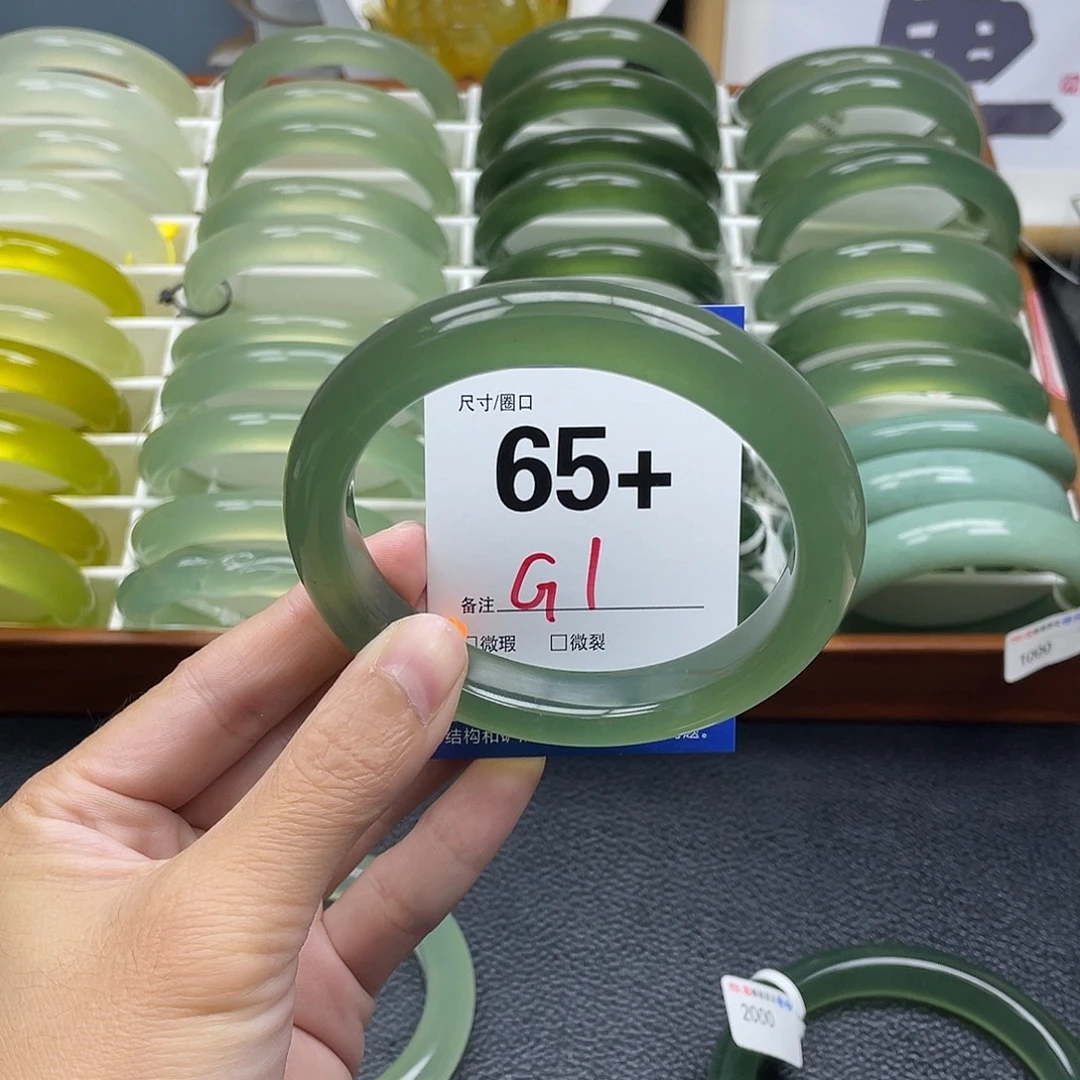 这***着未镶嵌蛇纹石玉手镯