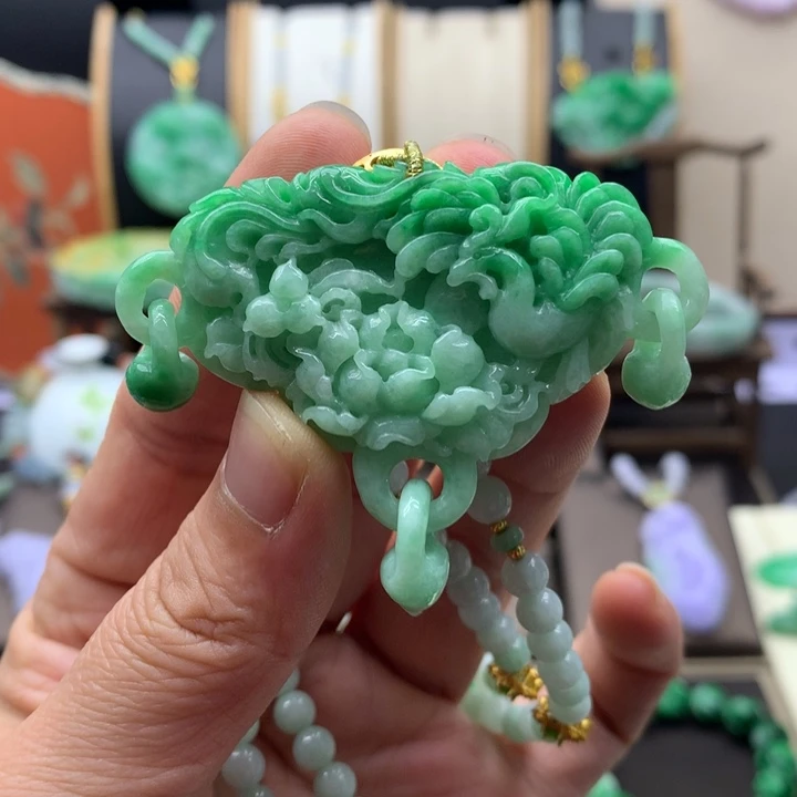 翡翠未镶嵌吊坠(赠链)