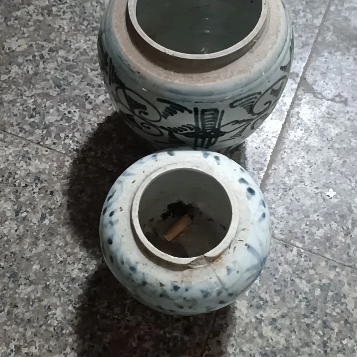 罐悟****）青花小罐子，两个。一个全品，一个有残