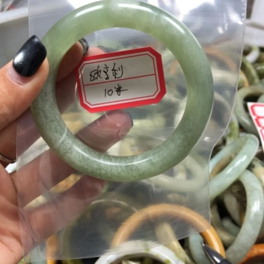 未镶嵌蛇纹石玉手镯欧*利