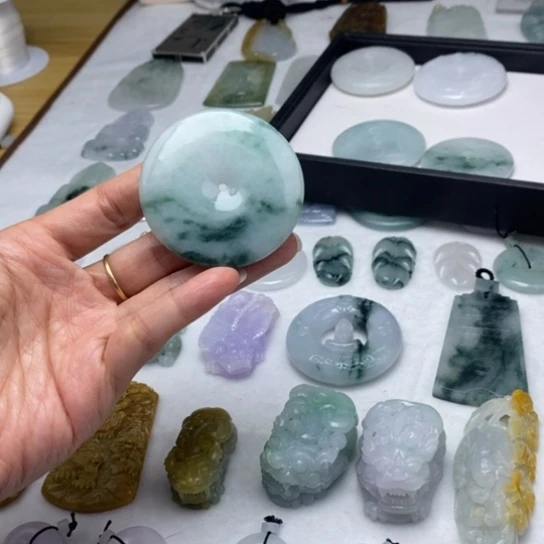 翡翠未镶嵌胸饰平安扣