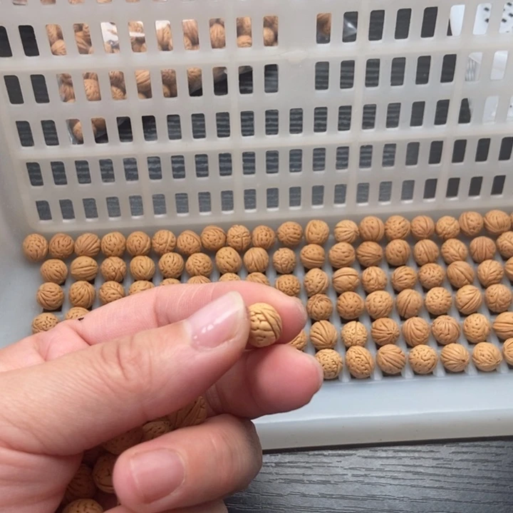 在***上吊坠桃核散籽发货380