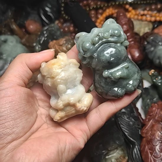 未镶嵌岫岩河磨玉（透闪石质玉）挂件
