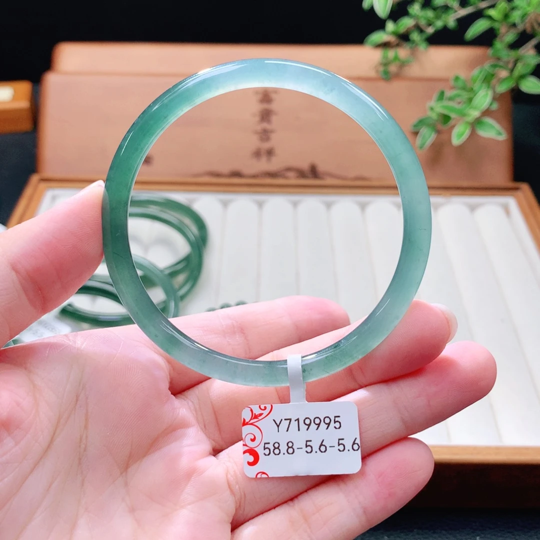 翡翠未镶嵌手镯（圆镯）