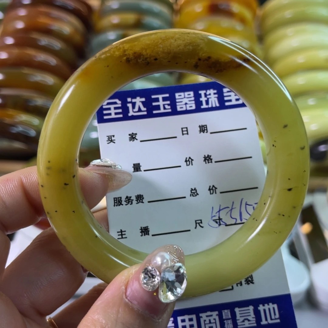 蛇纹石玉手镯未镶嵌于*