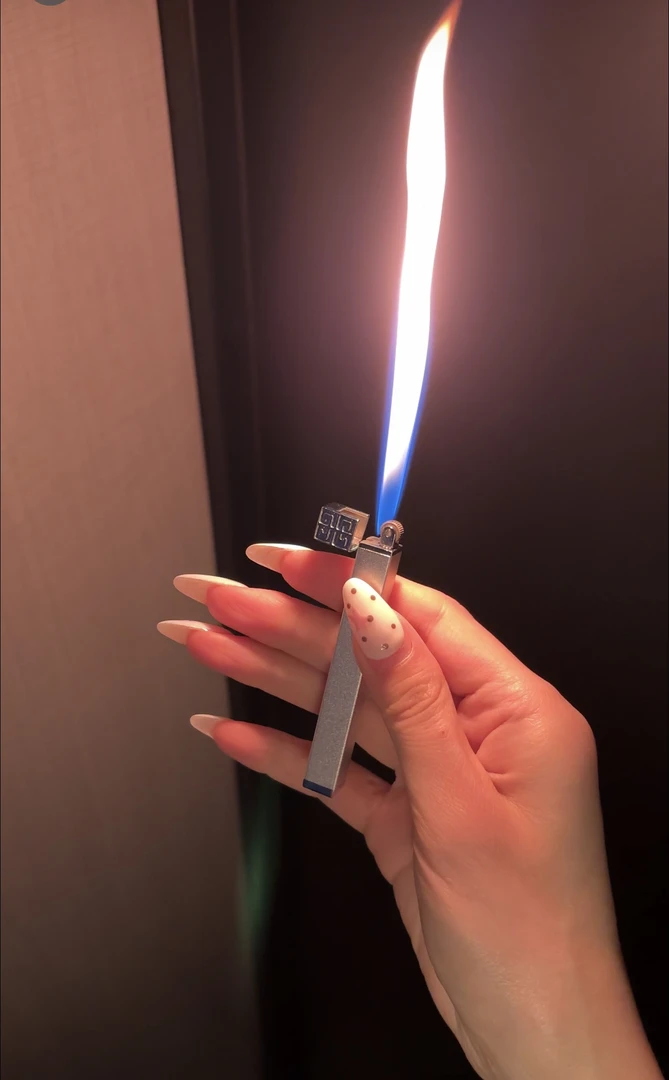 【公主请下单】高颜值便携砂轮打火机精致创意可放烟盒送男友礼物