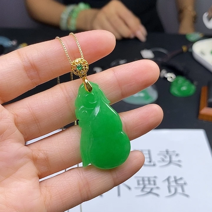 翡翠未镶嵌吊坠(赠链)
