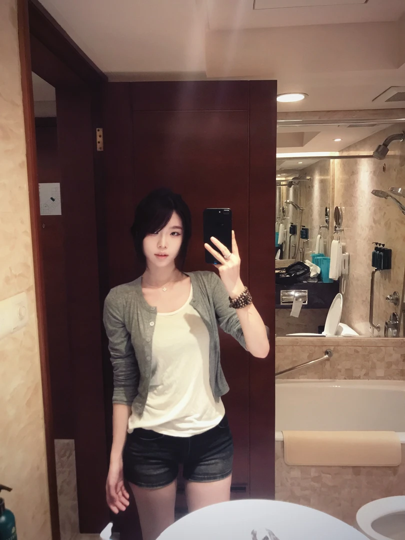 尹千金J【轻氧棉花糖 】90莱赛尔实穿格雷系修身显瘦打底衫S257129