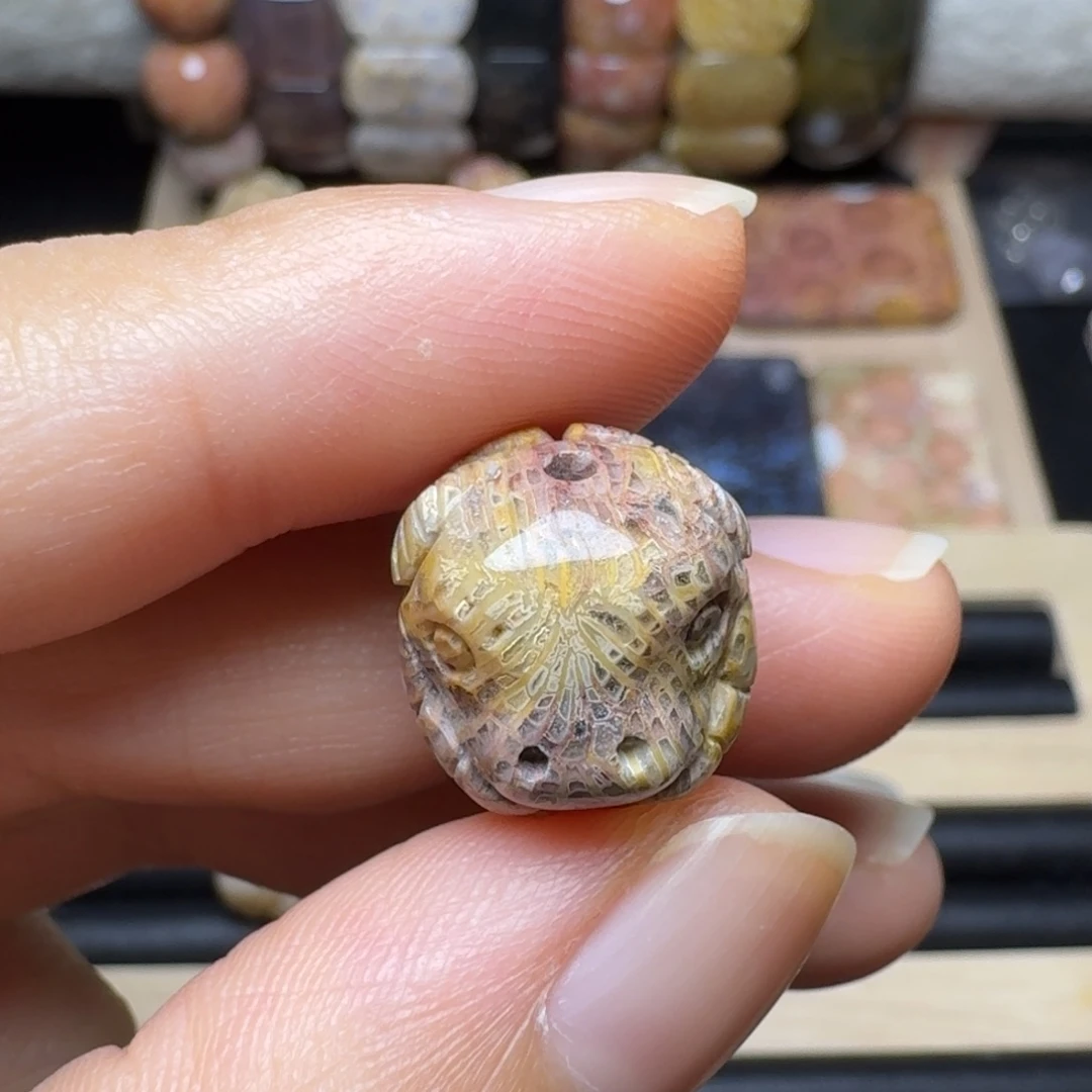 硅化玉未镶嵌15*14牛牛珠，彩凤尾