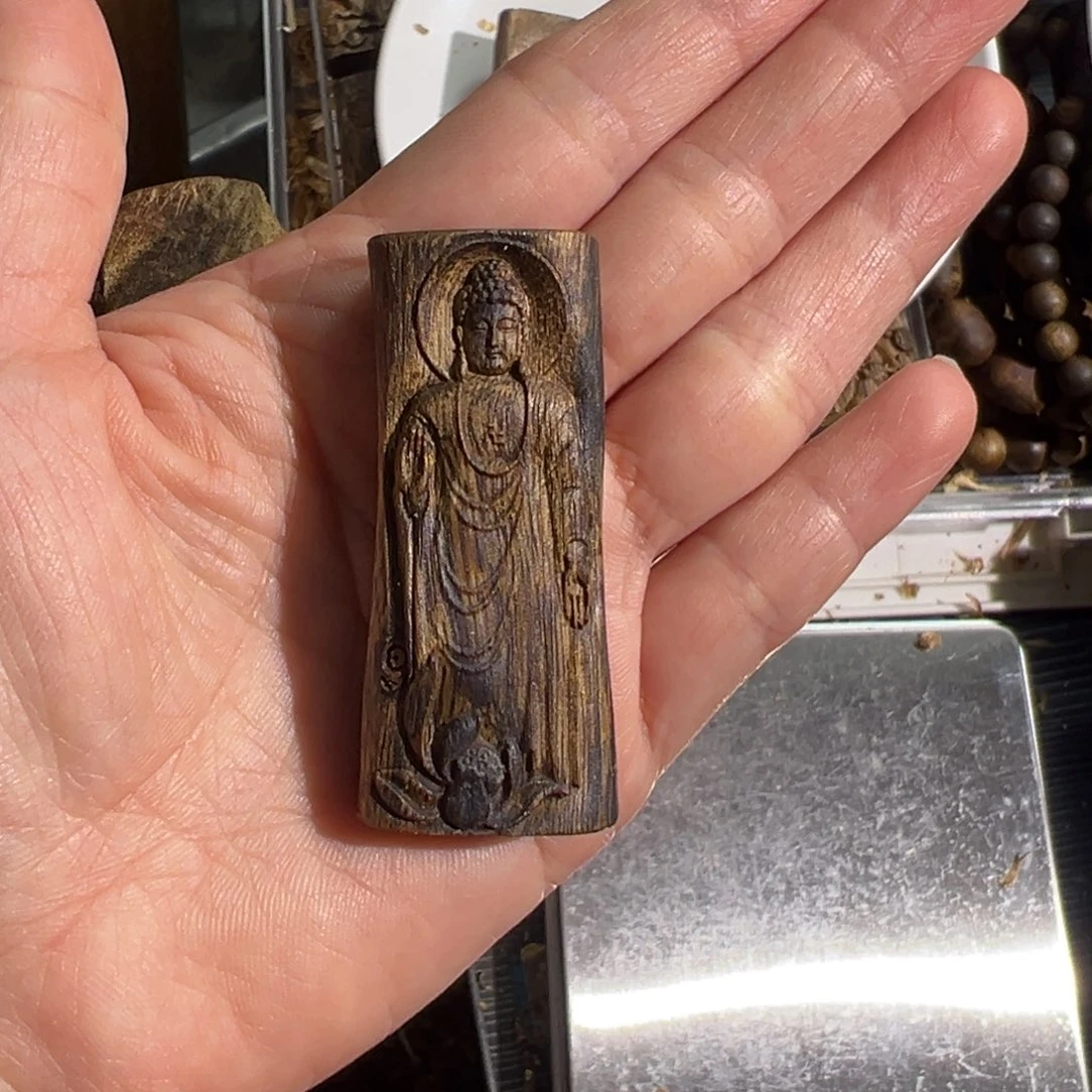 沉香吊坠泓**瑟绿奇楠吊坠雕刻7.4克