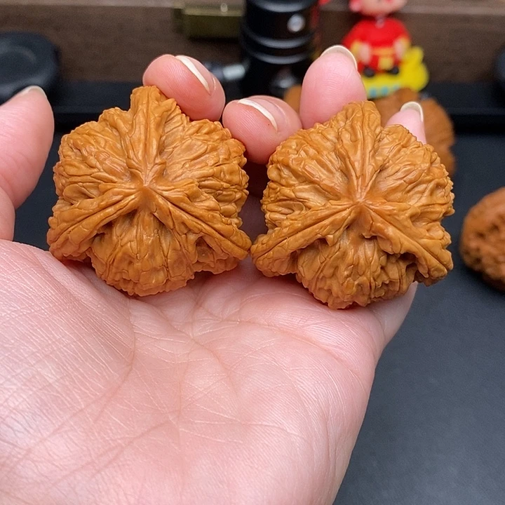 摸***鱼文玩核桃把件白奔
