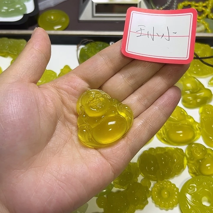 王***小未镶嵌蛇纹石玉颈饰