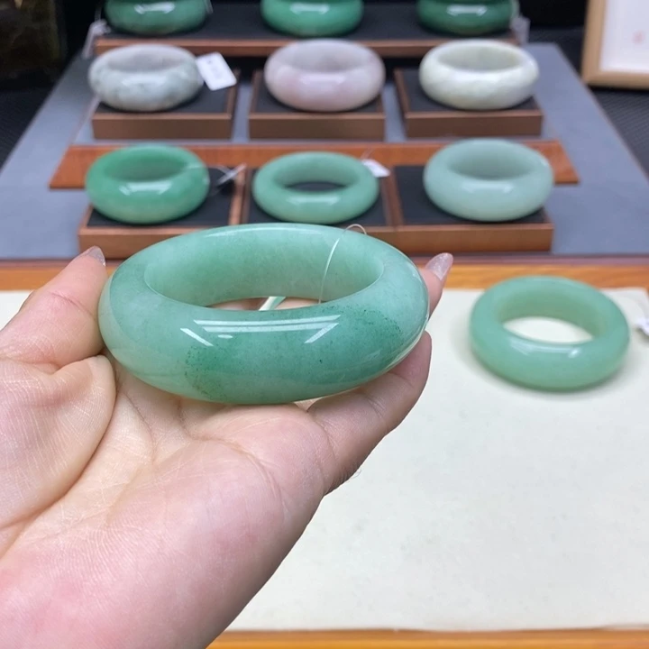 小***0石英质玉未镶嵌手镯