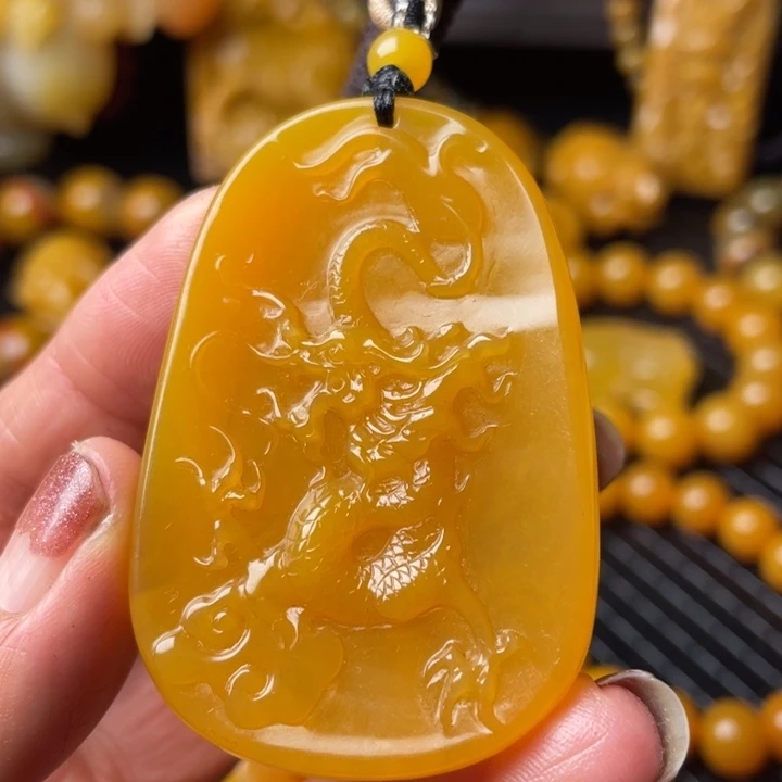 未镶嵌石英质玉（黄龙玉）颈饰