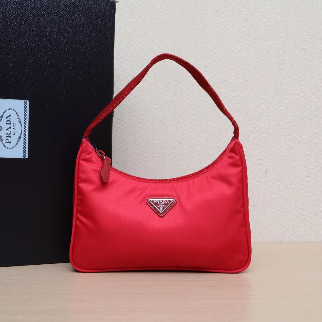 95新 Prada/普拉达 【黑黑】Hobo 腋下包 红色 尼龙 银扣