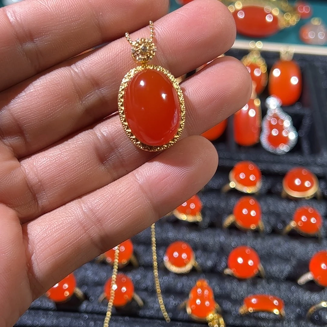 南红玛瑙18K金镶嵌颈饰