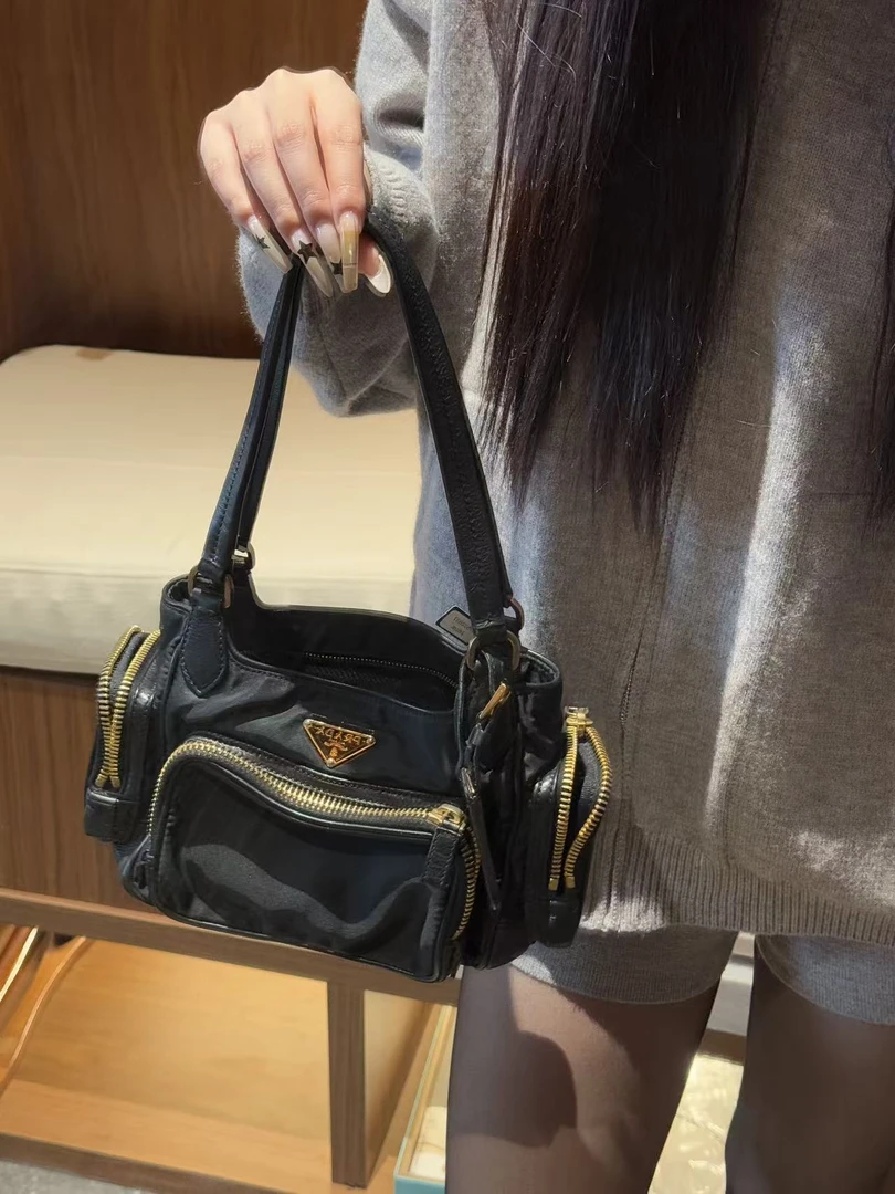 95新 Prada/普拉达 展会外场！黑金mini尼龙多口袋包