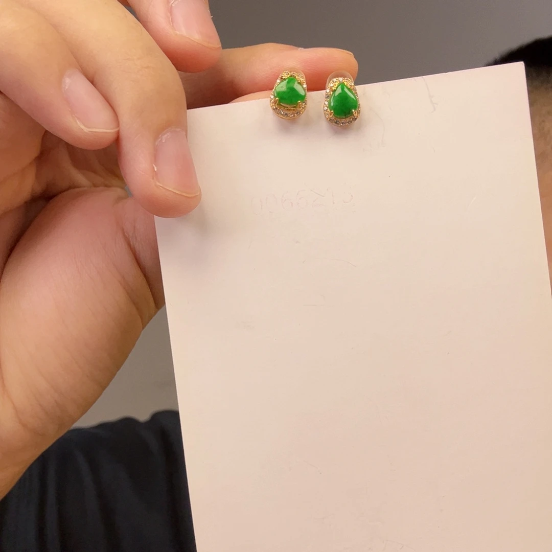 翡翠未镶嵌颈饰一对