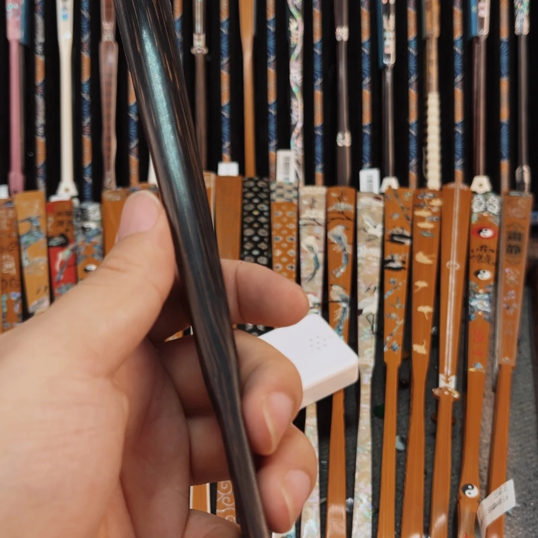 用***8扇子纯手工制作工艺精湛