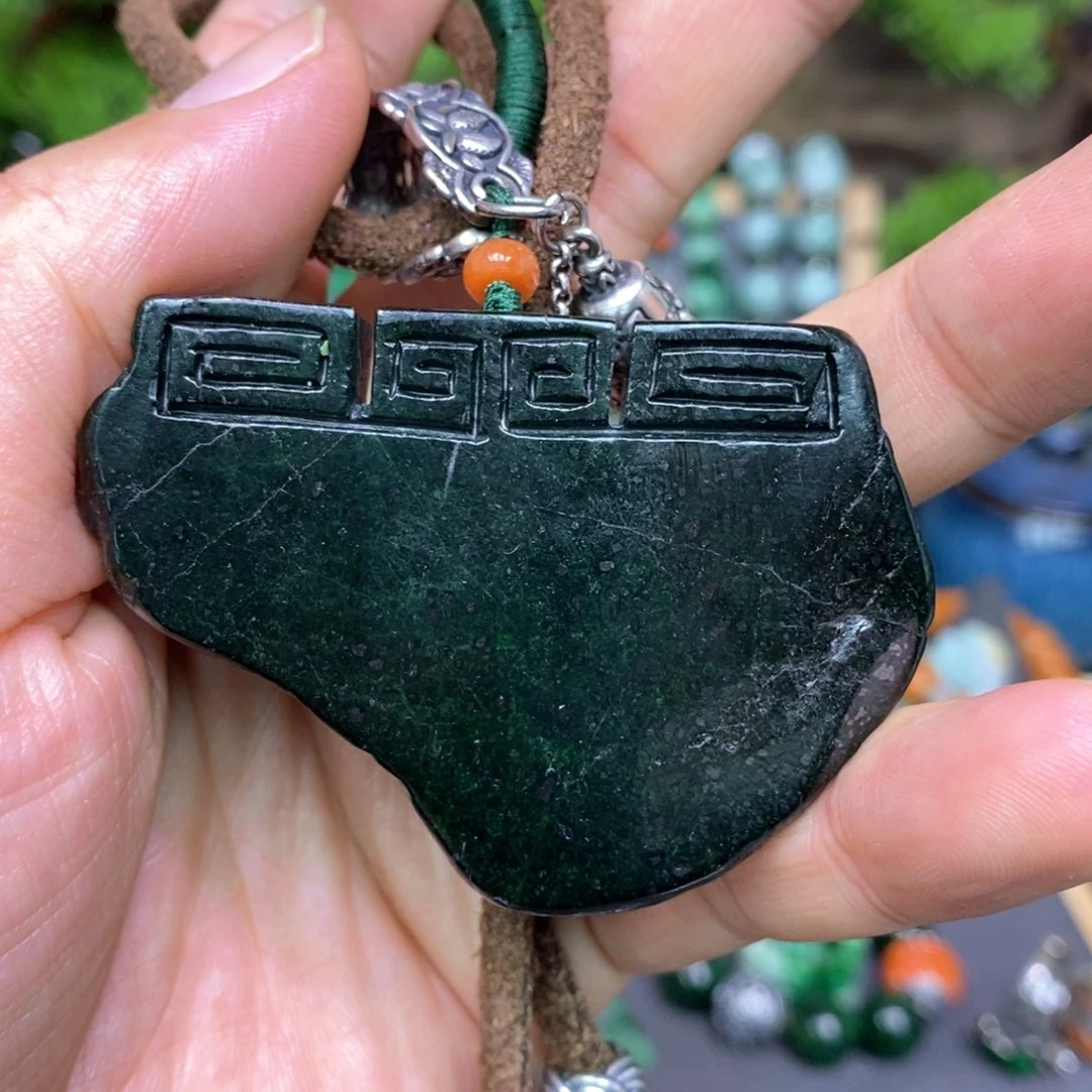 翡翠颈饰未镶嵌漂亮美眉