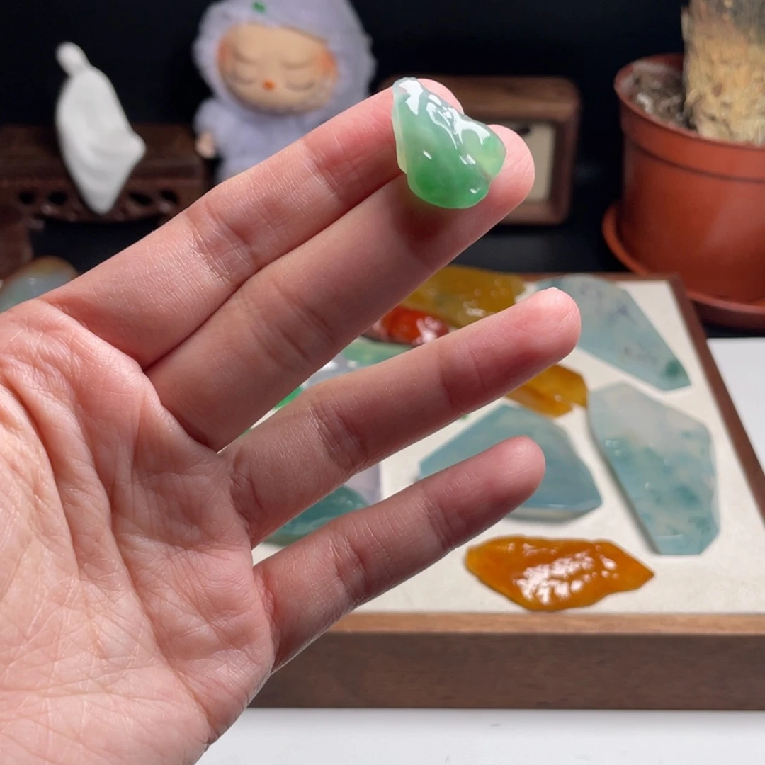 翡翠未镶嵌颈饰莲蓬