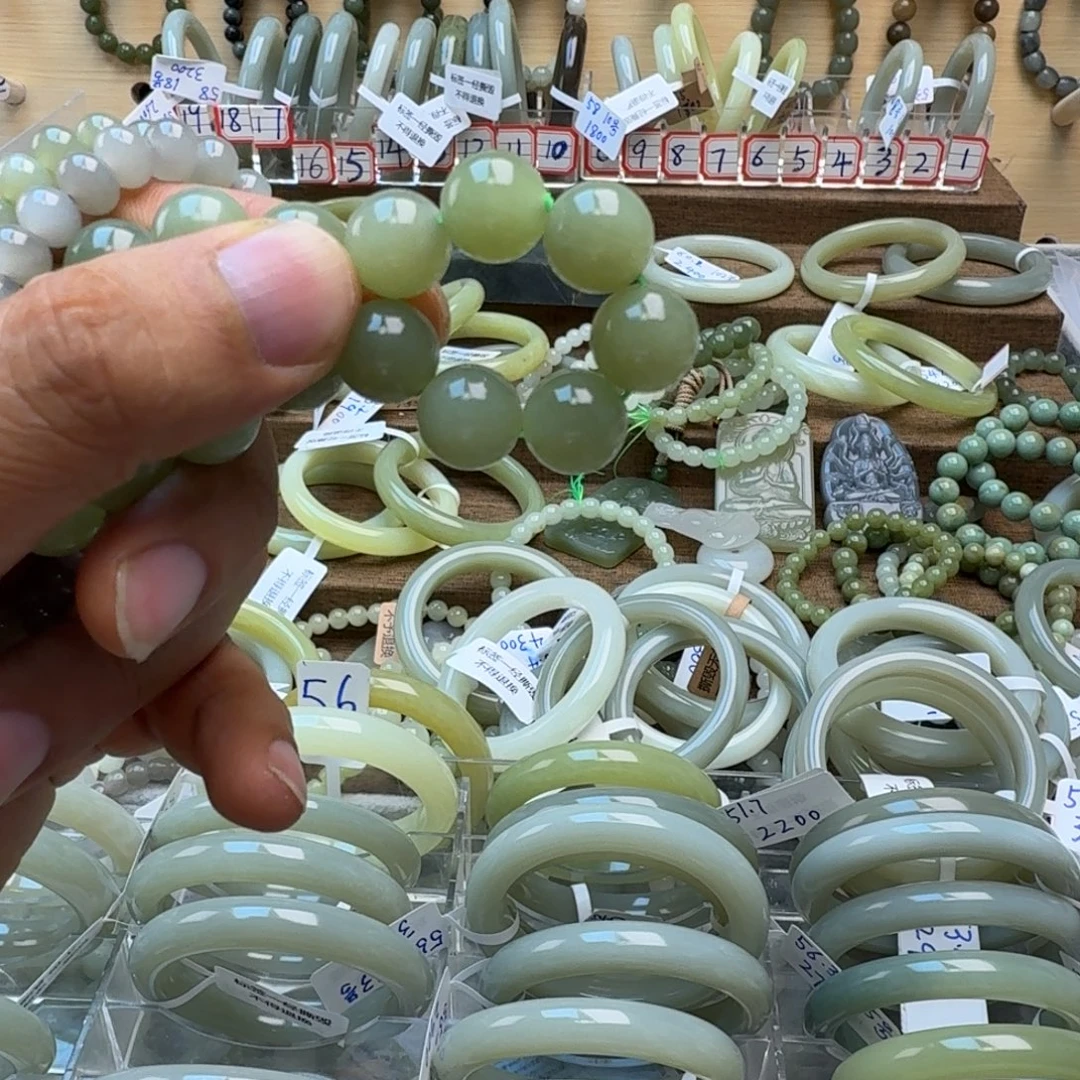 喵***米和田玉未镶嵌手镯