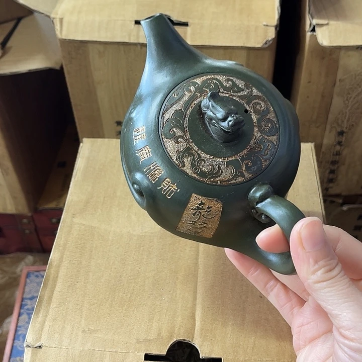 茶壶紫砂原矿泥料手工制作的一把紫砂壶。