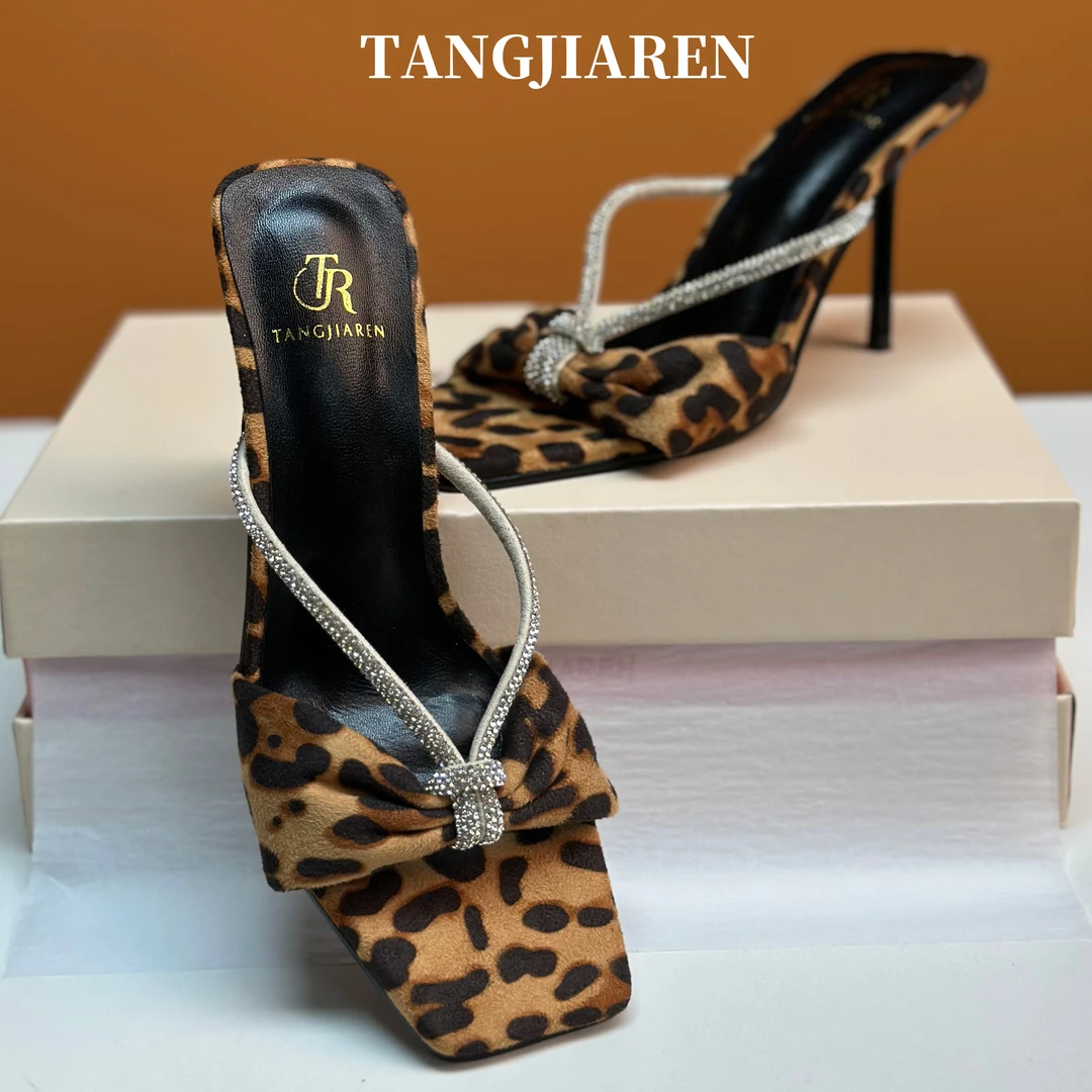 2025夏新款时尚豹纹水钻外穿拖鞋女细跟性感柔软舒适方头气质凉鞋