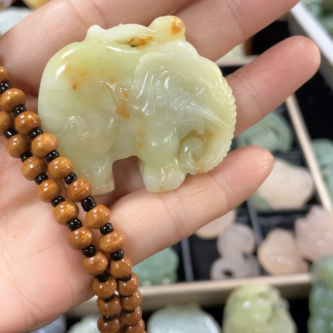 蛇纹石玉颈饰未镶嵌