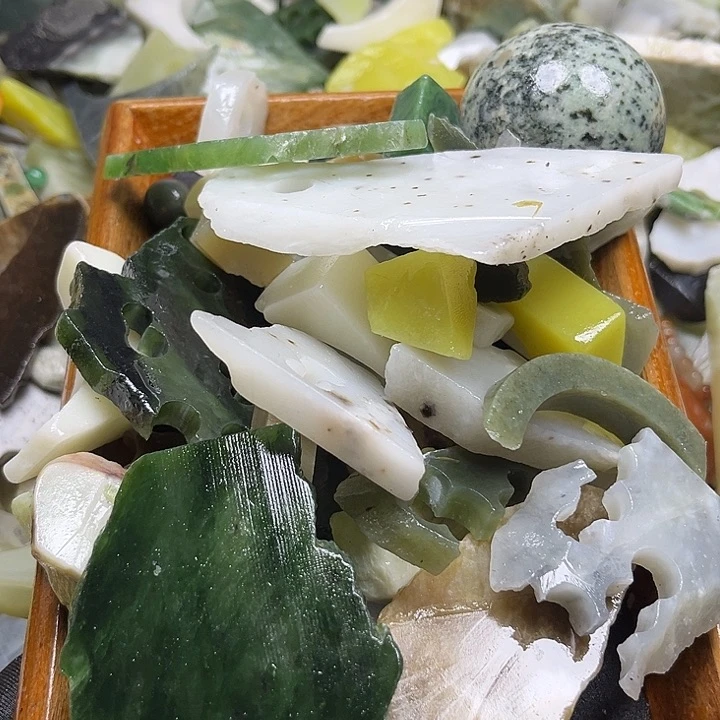 和田玉未镶嵌珠宝奇石青****媒