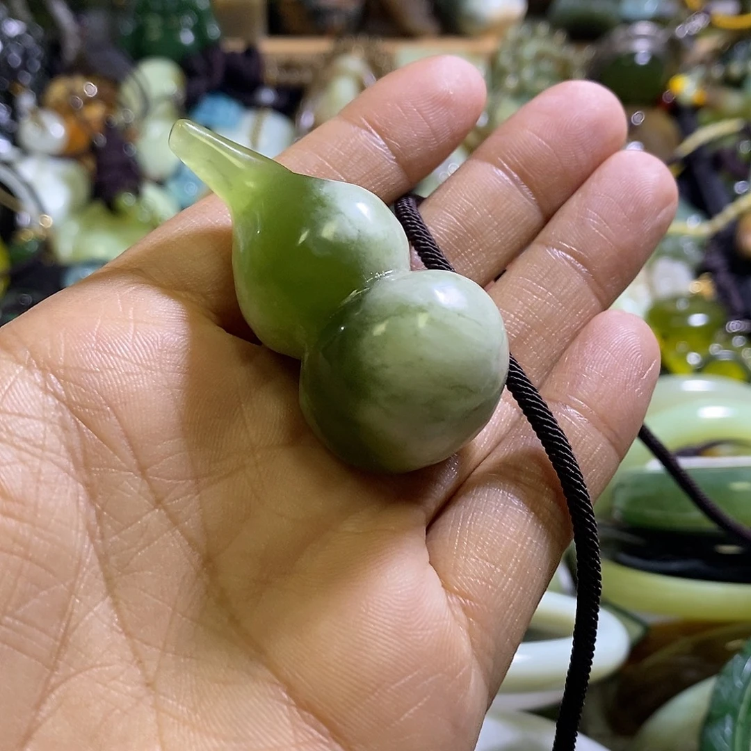岫玉未镶嵌颈饰一个