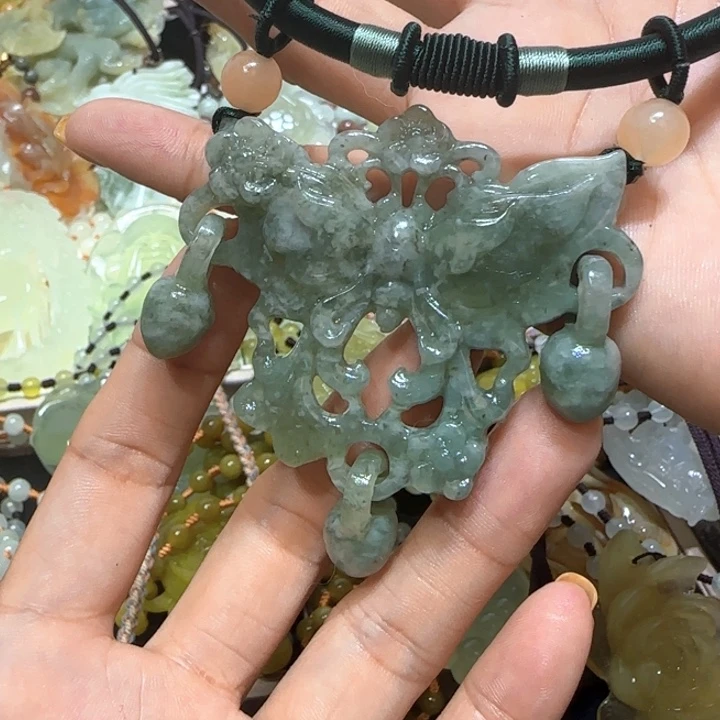 蛇纹石玉未镶嵌吊坠