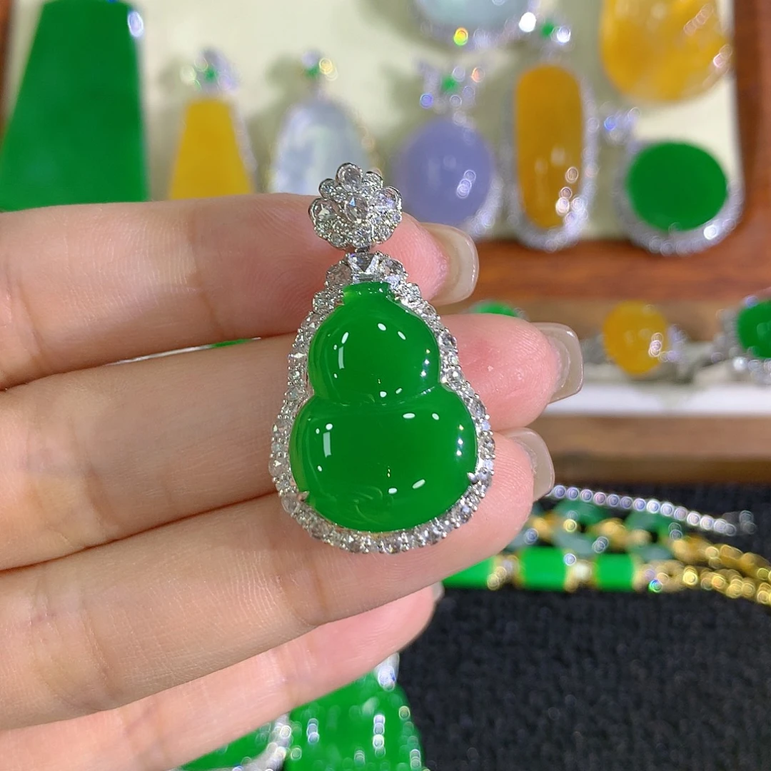 翡翠18K金镶嵌颈饰葫芦