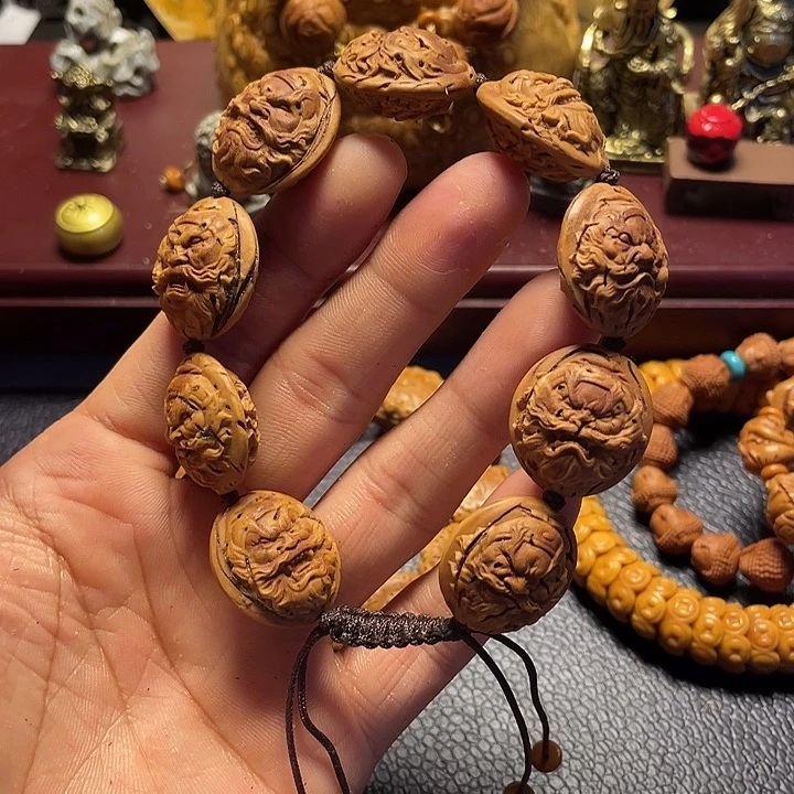 大桃核雕刻瑕疵钟馗头