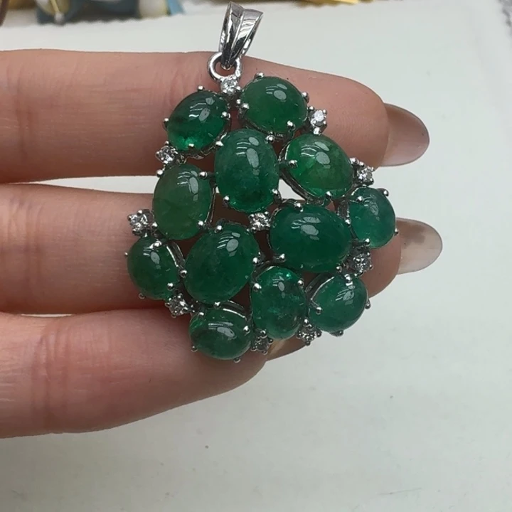未镶嵌颈饰祖母绿