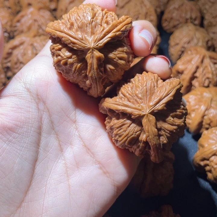 @****吊坠桃核小妹三棱