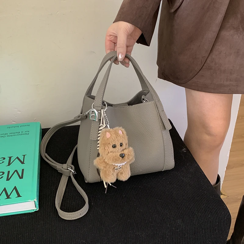 秋冬季大容量通勤水桶包包女2025新款棕色链条斜跨上班杂物小拎包